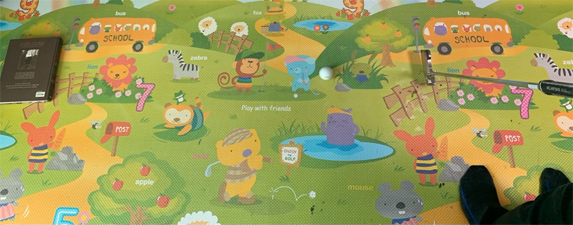 아파트 소음 방지용 매트에서의 퍼팅 연습