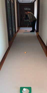 퍼팅 연습장으로 활용중인 반려견용 매트