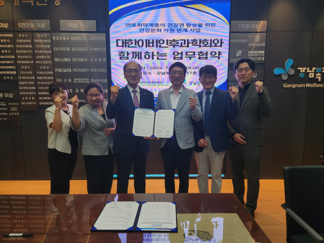 화이팅 포즈로 사진찍는 이미지