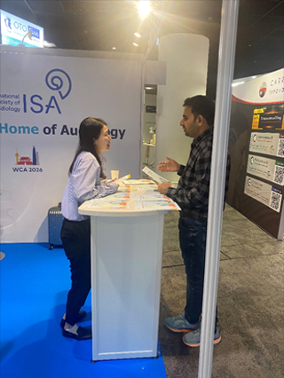 사진 1. 부스 앞에서